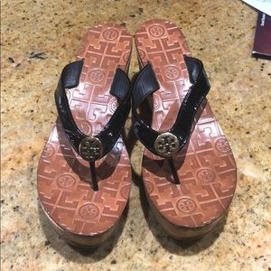 Tory burch wedge flip flops black